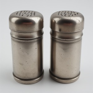 Elegante molinillo de sal y pimienta de latón con superficie de bronce antiguo martillado artesanal que ofrece acento decorativo para cenar - Product Image 3