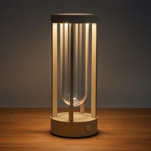 Lampe de table de luxe moderne en métal avec abat-jour blanc élégant, parfaite pour l'éclairage intérieur et la décoration intérieure - Product Image 4