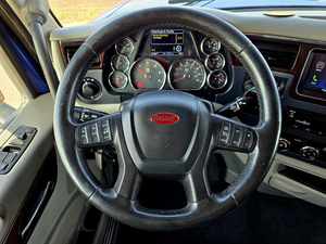 Camión Semirremolque Sleeper de Alto Rendimiento 2022 567 de Tres Ejes - Dormitorio de Techo Medio de 80 Pulgadas, 565HP, Automático de 18 Velocidades, Listo para Envío Mundial - Product Image 2