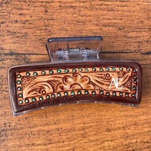Nouvelle arrivée vente chaude Western élégant à la main usiné en cuir gravé pinces à cheveux en cuir griffe accessoires de cheveux pour les femmes - Product Image 1