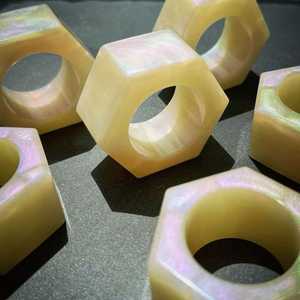 Ronds de serviette en résine métallique modernes et élégants pour les tables d'événements minimalistes et contemporaines - Product Image 4