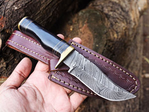 Venta al por mayor personalizable hecho a mano Damasco hoja de acero Skinner cuchillos cuerno mango cuero vaina alta calidad caza ODM OEM - Product Image 5