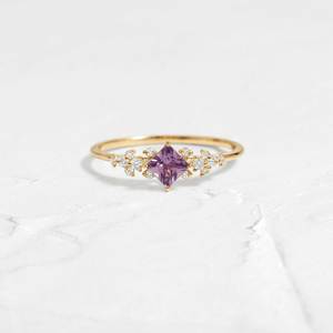 Anillo de Compromiso y Boda Delgado con Diamante Cultivado en Laboratorio, Color Zafiro Púrpura Intenso y Oro, Regalo de Joyería para el Día de San Valentín para Mujer, Joyería Fina de Lujo - Product Image 1