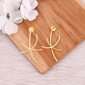 Boucles d'oreilles clous simples en laiton plaqué or de haute qualité, faites à la main, pour femmes, fabricant en gros - Product Image 6