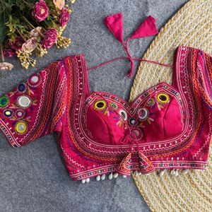 Blouse de mariée de créateur en soie italienne Blouse Saree rembourrée à broderie lourde avec style Latkan et dos ouvert - Product Image 1