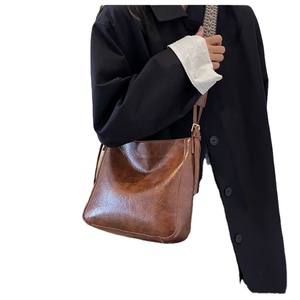 กระเป๋าสะพายไหล่หนังหรูหราสำหรับผู้หญิง ทรงปีกเรียบง่าย ความจุเยอะ แฟชั่นทันสมัย เหมาะสำหรับการเดินทาง - Product Image 2