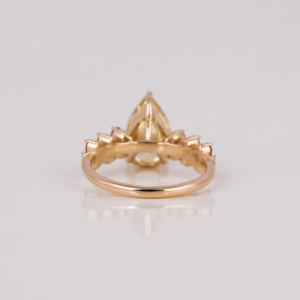 Luxueuse bague de fiançailles en or 18KT double diamant jaune poire coupe laboratoire créé avec pavé de réglage style classique-cadeau pour femme - Product Image 3