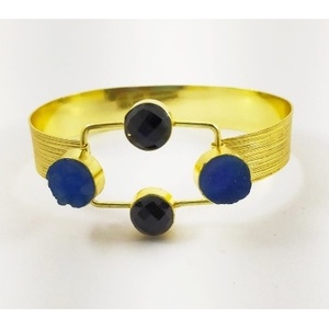 Bracelets en laiton Soumya Creation, plaqués or, onyx noir, pierre précieuse Durzy, design géométrique élégant, unisexe, Rajasthan - Product Image 1