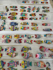 Objeto decorativo artesanal de madera con forma de pez, ideal para decoración de interiores, tiendas de regalos y mercados de exportación. - Product Image 3