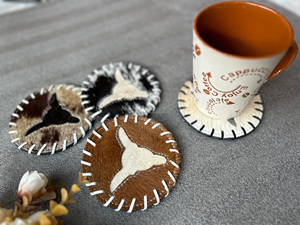 Posavasos de cuero de vaca hechos a mano de alta calidad, posavasos de cuero genuino, Decoración de mesa rústica, posavasos para el pelo occidentales únicos - Product Image 3