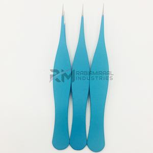 Pinza para cejas RMI Frowzy con recubrimiento en polvo de color y punta plateada, nuevo diseño puntiagudo. - Product Image 1