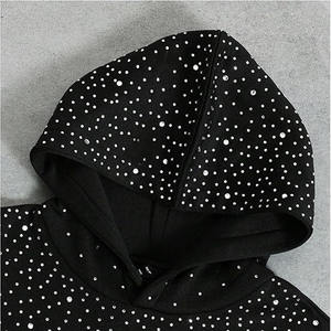 Sudadera con Capucha Negra Premium para Hombre 2025/2026 con Diseño de Tachuelas Dispersas, Elegante, Cómoda, Moderna y Perfecta para Uso Casual - Product Image 4