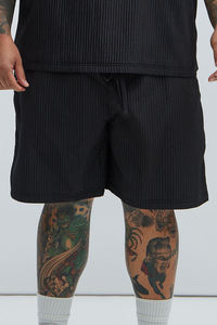 Short noir élégant pour homme avec une coupe moderne et un tissu léger, parfait pour le streetwear décontracté et le confort d'été - Product Image 6