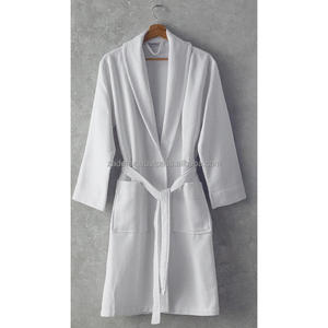 Peignoir gaufré blanc léger 100% coton Style décontracté pour une utilisation au spa à la maison - Product Image 1