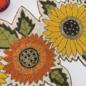 Camino de Mesa con Cuentas, Detalles de Cristal de Lujo, Diseño Floral, Decoración de Mesa, Regalo Perfecto - Product Image 4