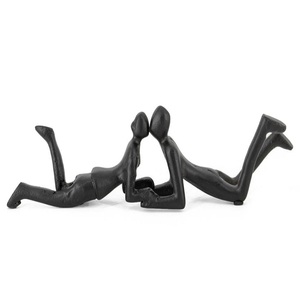 Escultura Humana Minimalista Hecha a Mano en Metal Negro Desgastado con Acabado Crudo para Decoración de Mesa, Dormitorio o Patio - Product Image 6