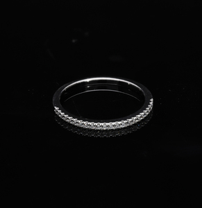 Banda de diamante apilable clásica de oro de 14 quilates con diamantes brillantes redondos naturales en un entorno de pavé delicado para una elegancia atemporal - Product Image 2