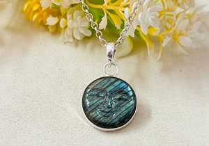Pendentif visage de lune en labradorite Collier en argent taille ronde avec incrustation de monture Collier visage en pierre précieuse sculptée - Product Image 2