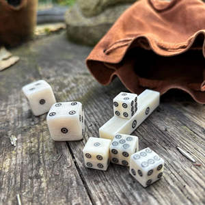 Dados de Juego Modernos de 4 Caras, Hechos a Mano con Hueso de Búfalo Ecológico de Alta Calidad, Diseño Personalizable, Tamaño TIMELESS CRAFT - Product Image 1