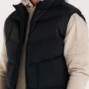 Man Jacket Mid Grey Gilet Modern Layering Piece with <b>Funnel</b> Neck, Functional Side Pockets and Versatile Styling for All Seasons - Product Image 5