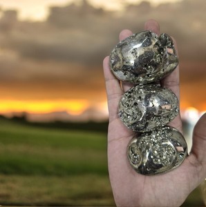 หินดรูซี่หินพลอยธรรมชาติคุณภาพระดับพรีเมี่ยมหินแท้จากเปรูหินพีไรท์ของฮวงจุ้ยแกะสลักบอลชุดรูปแบบอาเกต - Product Image 3