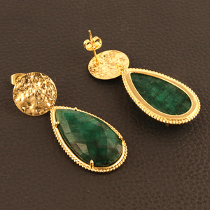 Boucles d'oreille à facettes, colorée, émeraude et finition martelée, plaqué or 24k, style boho, tendance, 1 pièce - Product Image 5