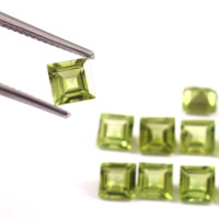 Péridot naturel vert, taille carrée, excellente qualité de coupe, pierres précieuses facettées de haute qualité pour la fabrication de bijoux, tailles calibrées 2x2 mm