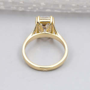 Bague de fiançailles pour femme en or jaune avec diamant taille coussin de mine ancienne certifié IGI, à double griffe et à queue fendue - Product Image 4