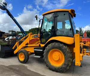 Retroexcavadora JCB 3CX en excelentes condiciones, tracción en las cuatro ruedas, alta eficiencia, a la venta a precio de mayorista. - Product Image 2