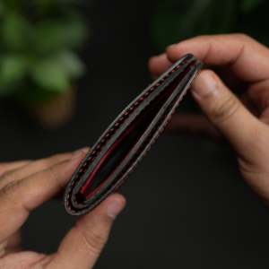 Portefeuille en cuir de luxe classique NO.81, noir avec accents rouges, fait main, garantie 5 ans, 4,25x3,25 pouces - Product Image 1