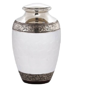 Urne funéraire décorative en métal de finition blanche antique de qualité supérieure Urne commémorative durable avec un design poli au prix de gros - Product Image 4