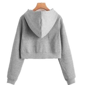 Ensemble de survêtement personnalisé pour femme, idéal pour la gym, le fitness, les activités sportives en extérieur, avec sweat à capuche, haut court et pantalon, en polaire pour l'hiver, écologique - Product Image 4