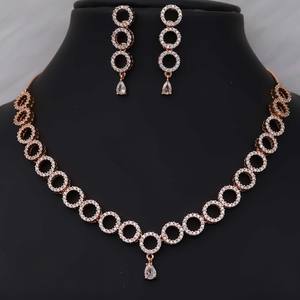 Elegante y Moderno Conjunto de Joyería Dorada con Circonitas Cúbicas, Collar con Colgante y Pendientes a Juego para Bodas, Regalos y Fiestas - Product Image 2