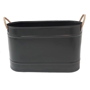 Maceta de metal negro bellamente elaborada que brinda un diseño moderno elegante y una frescura inspirada en la naturaleza para interiores - Product Image 2