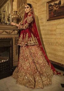 2025 @ Belle broderie lourde sur robe de mariée Peplum, Lehenga & Dupatta avec perles Dabka ornées de perles de verre en pierre - Product Image 2