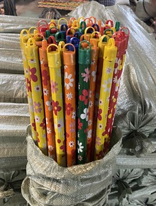 Manche à balai en bois simple et durable, best-seller, avec revêtement PVC floral, pour outil de nettoyage, longueur 120 cm, rétrécissable. - Product Image 5
