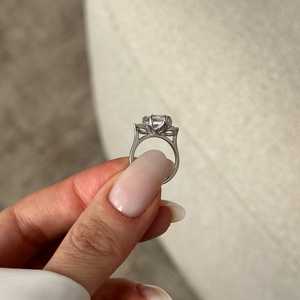 Anillo de Tres Piedras con Diamante Cultivado en Laboratorio de 2.5 Quilates, Corte Marquesa, E VVS2, Oro Blanco de 18k, Pequeños Diamantes Laterales en Forma de Pera, Certificado IGI - Product Image 5
