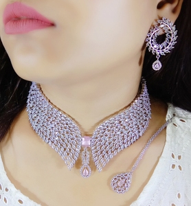 Ensemble de collier en diamant américain de dernière génération avec boucles d'oreilles et bijoux de luxe de qualité supérieure Maang Tikka - Product Image 2