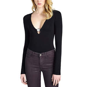 Body moulant <span class=keywords><strong>Guess</strong></span> Cybill à col en <span class=keywords><strong>V</strong></span> pour femme, noir uni et imprimé floral, taille M, style doux et ajusté pour le printemps, l'été et l'automne - Product Image 1