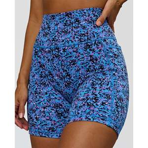 Shorts Deportivos Fusion V-Contour Ultra High-Rise 6 con Bolsillos, Estampado Energético Azul Multicolor para Mujer - Product Image 3