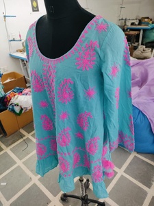 Tunique d'été pour femmes en coton brodé à motifs paisley, dos plongeant sexy, style bohème, manches bouffantes florales, tunique courte avec nœud en pompon - Product Image 3