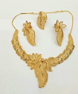 Conjunto de Brazaletes Clásicos con Patrón de Hojas Doradas, Joyería de Aleación Moderna para Mujer, Chapado en Oro de 24K, Diseño de Planta, Moda para Compromiso - Product Image 2