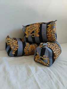 Ensemble de 3 trousses de maquillage décontractées légères en coton à imprimé animal (tigre) avec fermeture éclair et pochette organisatrice de cosmétiques pour les voyages - Product Image 2