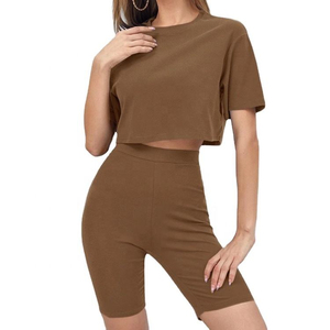 Conjunto de pantalones cortos para mujer Logotipo personalizado Color sólido Conjunto corto de 2 piezas Ropa de moda de verano Conjunto corto para mujer - Product Image 1