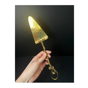 Cuillère à gâteau en métal de haute qualité avec finition dorée parfaite pour la boulangerie professionnelle et le service de desserts - Product Image 5