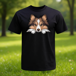 T-shirt con simpatico cucciolo di Shetland Sheepdog che fa finta di spionare, per gli amanti dei Sheltie, ideale per promozioni - Product Image 3