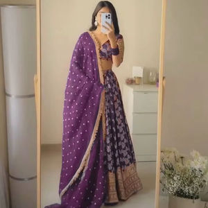 Lehenga Choli avec Dupatta semi-cousu, fil Jequrd fantaisie avec sequins - Product Image 1