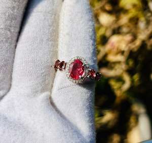 แหวนค็อกเทลแบบมินิมอลสำหรับผู้หญิง ประดับพลอยรูบี้ไลท์ธรรมชาติทรงเหลี่ยมเจียระไนแบบเพชร ตัวเรือนเงินแท้ 925 ชุบโรเดียม ฝังแบบหนามเตย - Product Image 1