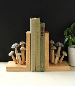 Sujetalibros de conejito dorado divertidos que empujan los libros para mantener tus estantes organizados. Disponible a precio de mayoreo en el final. - Product Image 2