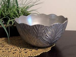 Hermoso cuenco de aluminio hecho a mano con tallas intrincadas, perfecto para recepciones de bodas, festivales y eventos religiosos - Product Image 6